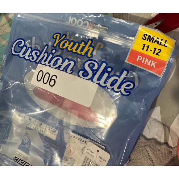 32 Degree Cool Cushion Slides Pool Slides - Watermelon - Youth size 11/12 - Picture 9 of 9